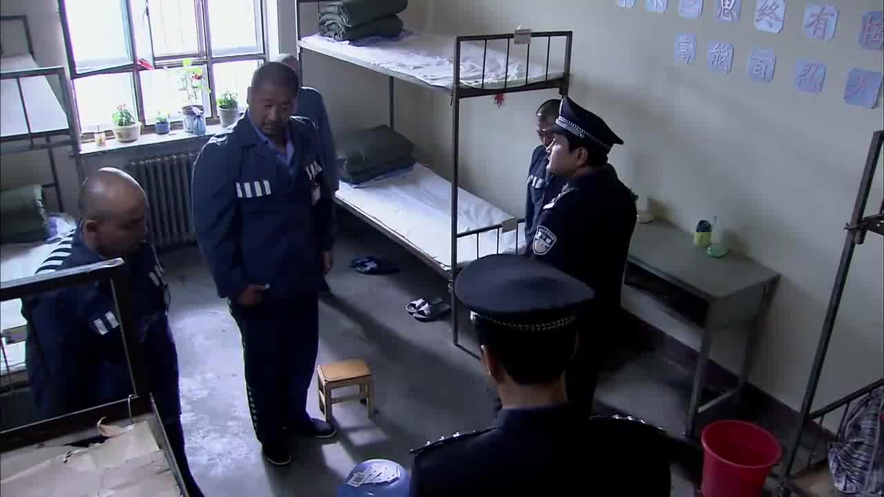 因为一包烟,狱警暴力执法打犯人,同事劝都劝不住