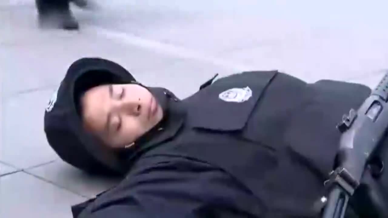交警执勤被人打死,特警队只看了一眼,就把凶手全毙了!