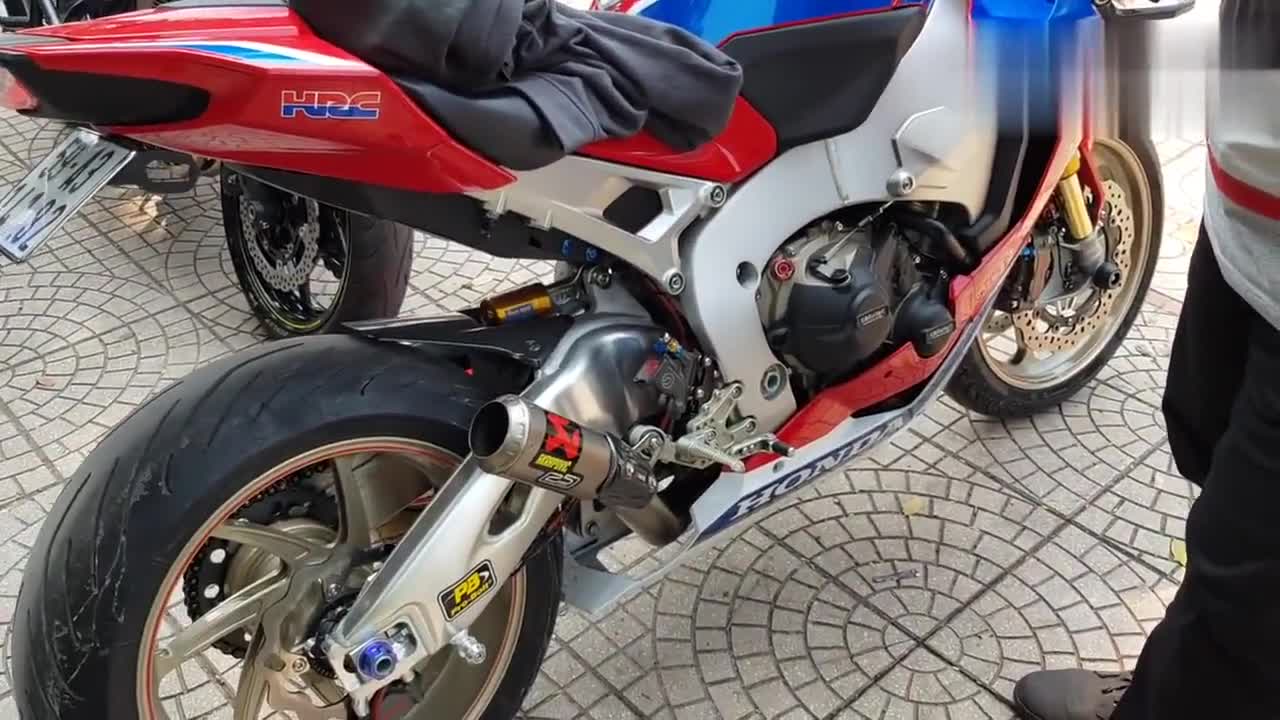 本田火刃cbr1000rr,2020本田cbr1000rr报价 极品本田火刃cbr1000rrsp2现身街头换装天蝎排气声浪炸裂