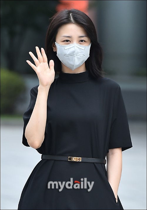 韩国女艺人朴河宣出演节目穿黑衣俏皮比心