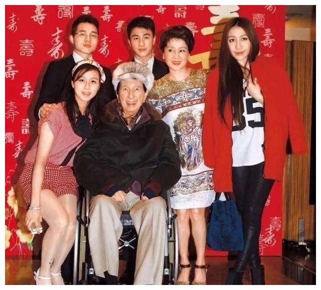 赌王去世各房暗斗群像:二太眼神精干,四太趾高气昂,三太被搀扶