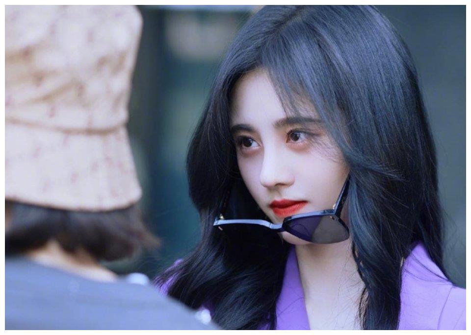 鞠婧祎现代装也半永久被嘲沉迷韩剧财阀千金风像偷穿大人衣服