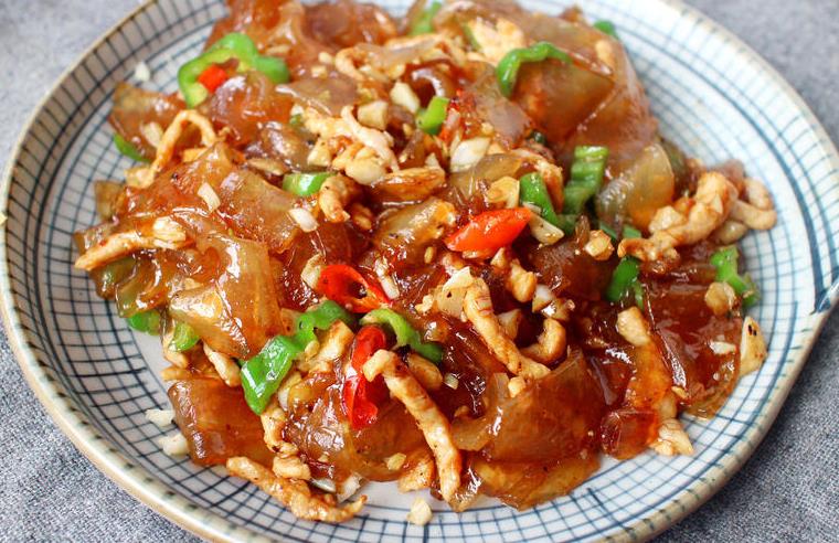 拉皮还是和肉丝炒着好吃,筋道滑溜不粘连,营养又开胃