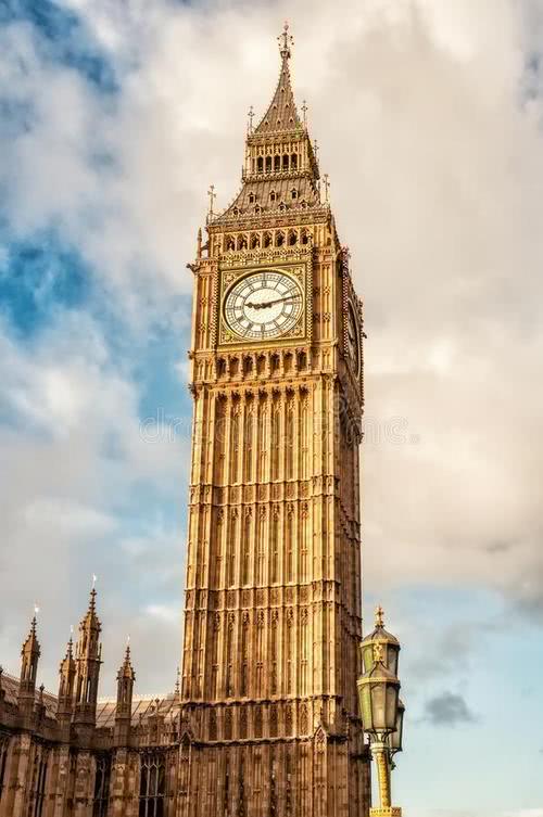 塔是坐落在英国伦敦泰晤士河畔的一座钟楼,是伦敦的标志性建筑之一
