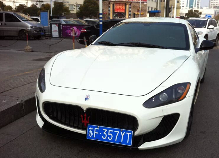 南通开发区街头实拍玛莎拉蒂GTMC跑车，气场秒杀周围众车！