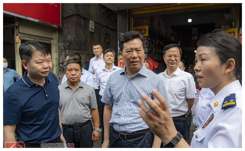 潘雨 摄)   6月20日下午,怀化市委副书记,市长黎春秋在鹤城区开展党史