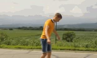 天媳妇第一次学骑电动车，忘记踩刹车了，让大家见笑了