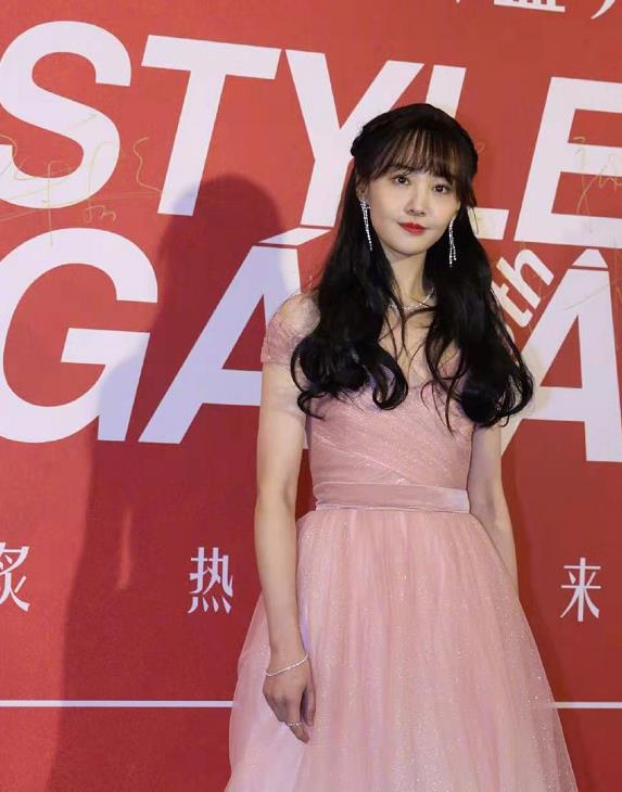 郑爽抹胸裙亮相却被评价网红脸?生图成为议论焦点,差点认不出!