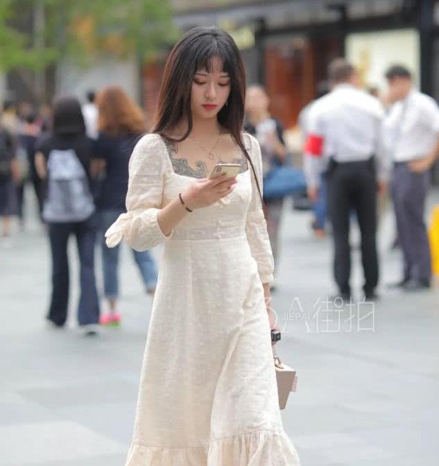 街拍:亮色搭配时尚又好看,同色穿搭打造极简舒适美!