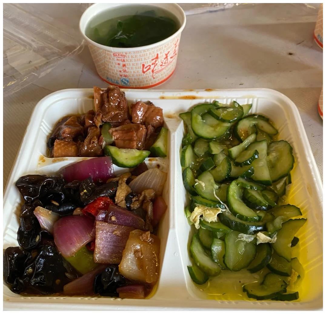剧组盒饭大赏群众演员的盒饭标准让人有点意外