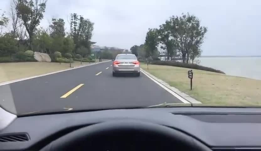 新车抢鲜看：全新斯柯达速派空间表现，地台较高，空间良好