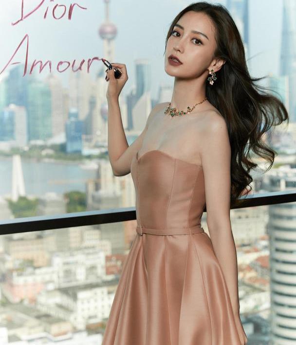 angelababy近期行程,angelababy十月行程 angelababy气质太炸裂穿缎面连衣裙配长卷发气场全开