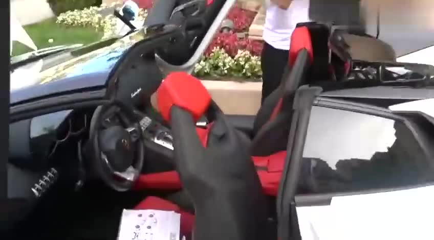 女土豪开兰博基尼去参观柯尼塞格，到达车展地点后才知道有多霸气