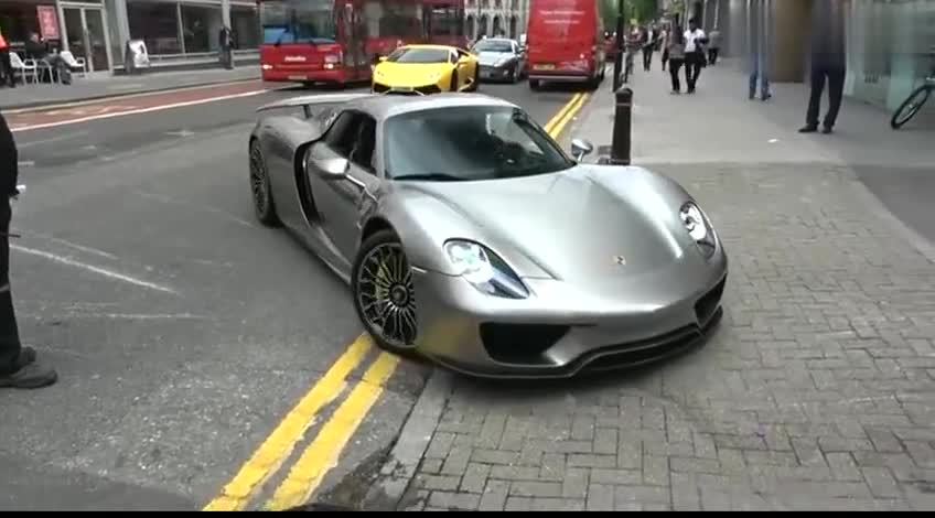 千万保时捷918这样的路过不了，按下底盘升降才是霸气的开始