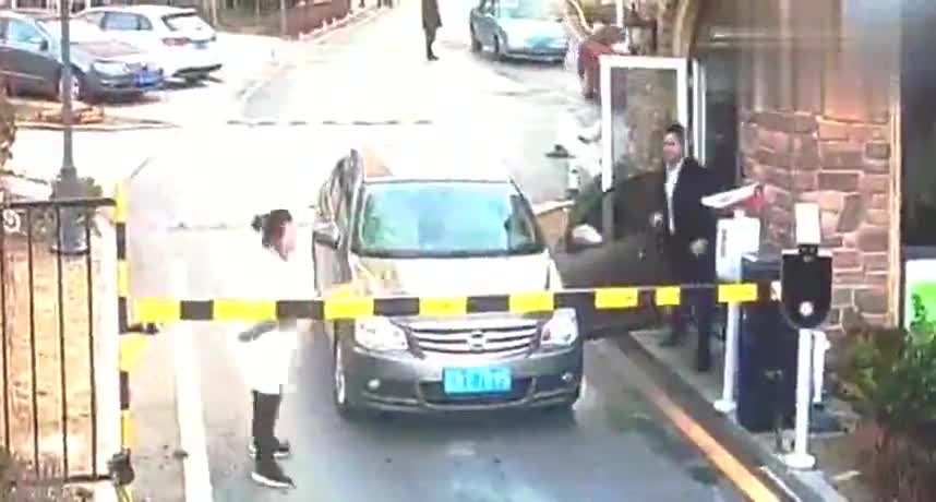 实拍女子不满物业收取停车费出门遭堵拦后竟砸断拦车杆