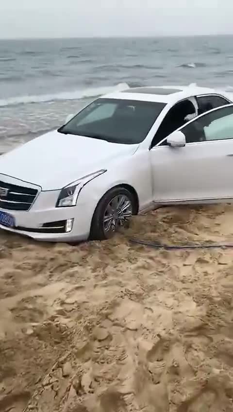 家用轿车就别去沙滩豁了没大梁的ATS后防撞梁被拉下来了