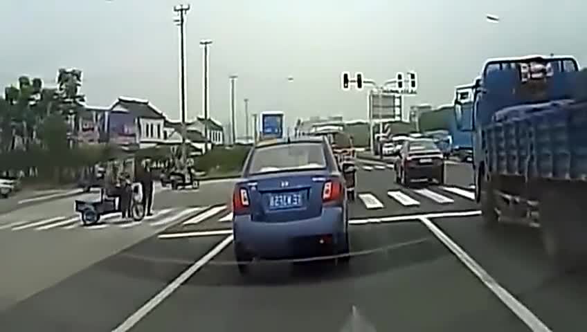 实拍小轿车司机缺德驾驶连续穿插，结果被大货车挤扁，真是揪心