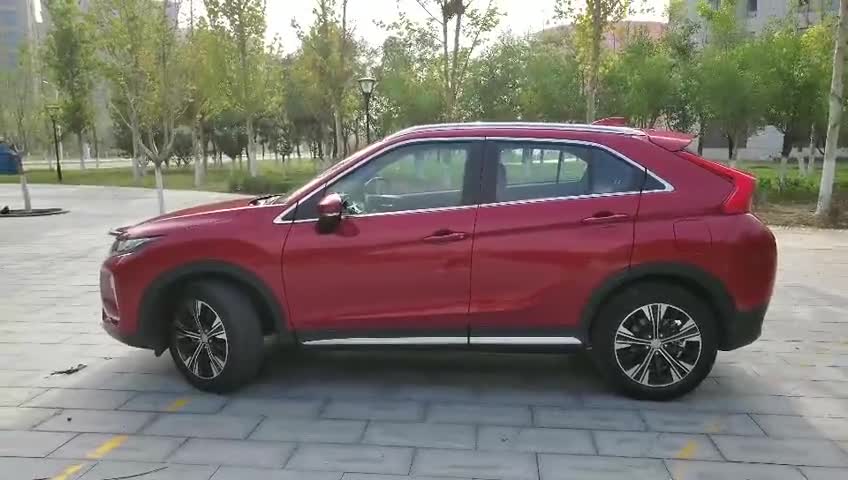 实拍：三菱奕歌四驱版底盘情况，规整设计，平整度良好