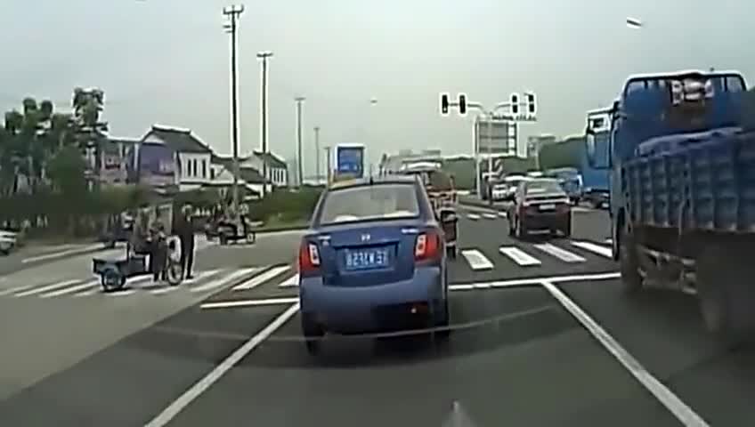 实拍小轿车司机缺德驾驶连续穿插，结果被大货车挤扁