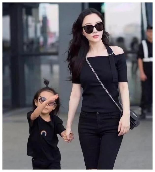 同样是潮妈,戚薇和李小璐打扮起女儿天差地别,网友:路线不同