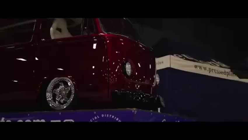 车展上遇牛车,地盘这么低,轮胎歪的