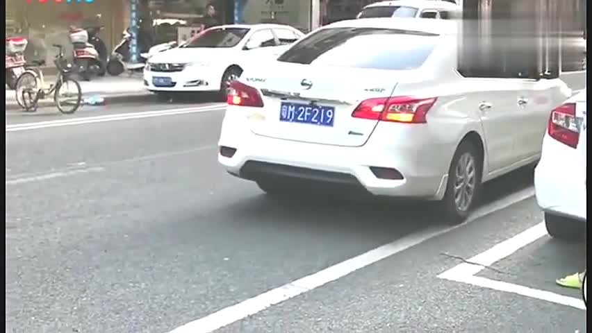 实拍女司机侧方位停车,真是急人,路人实在看不下去了!