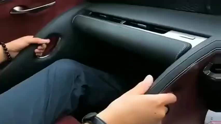 朋友买了一辆新车，副驾驶是这个造型，它有什么奥秘吗？