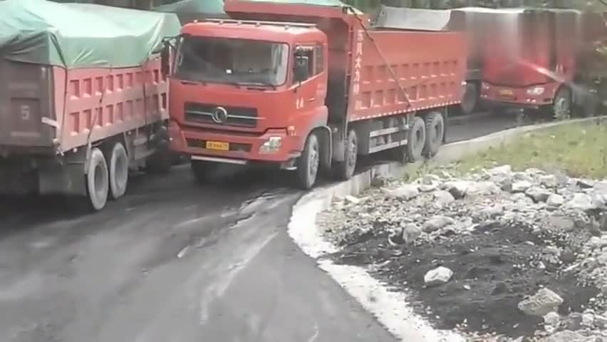 渣土车展现技术的时候到了，看看司机如何顺利通过!