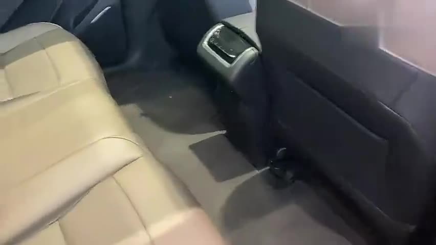 昂科旗探店：二排空间不输MPV收纳空间有亮点