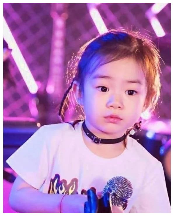 同样是潮妈,戚薇和李小璐打扮起女儿天差地别,网友:路线不同