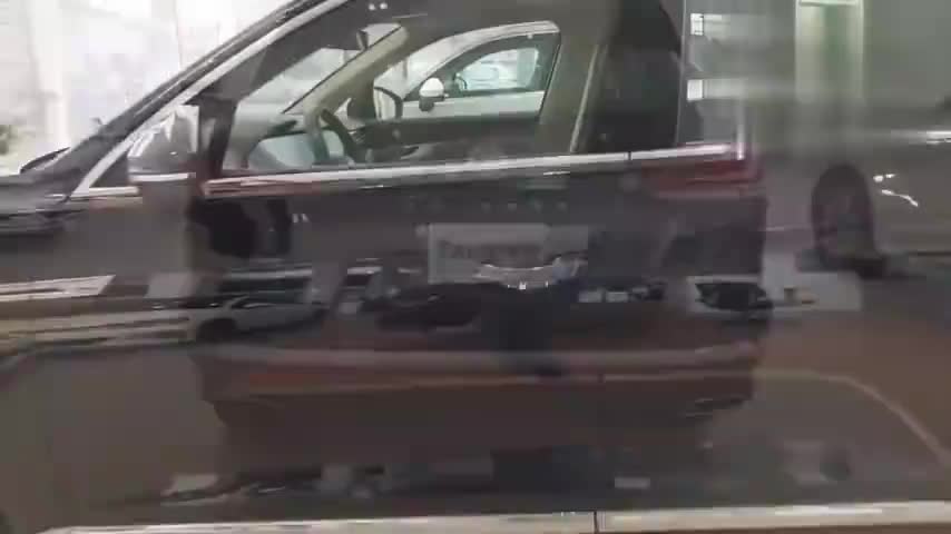 大众途锐店内实拍，打开车门看到内饰