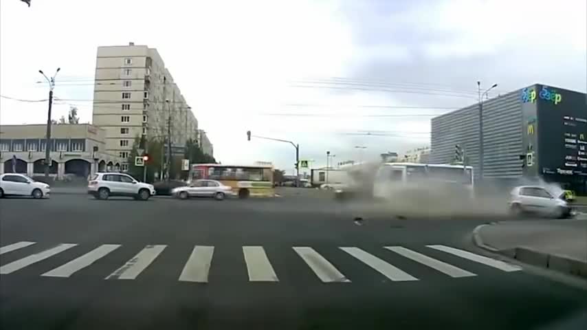 超速惹的祸，实拍轿车路口发生猛烈撞车，车头都报废了