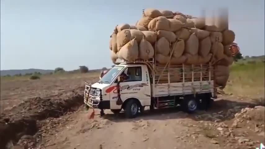 行车记录仪实拍：装这么高还敢冲坡，印度友人真敢干！