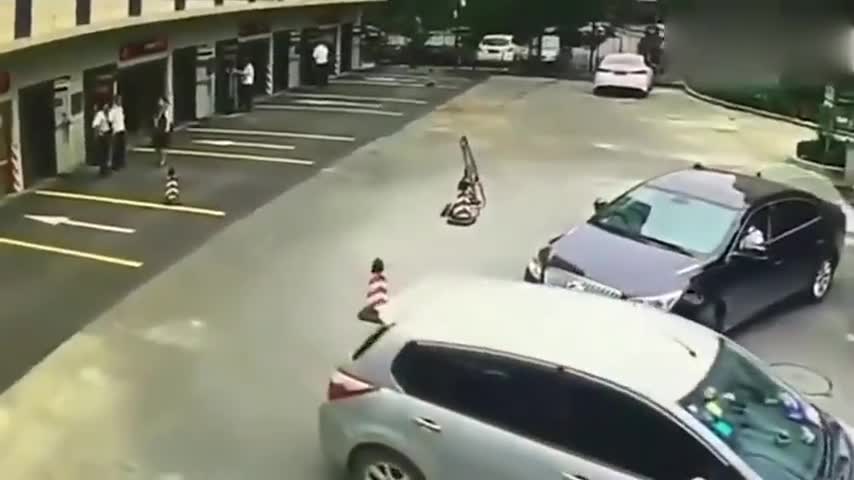 监控实拍，奔驰刚从地下车库上来就被女司机又撞了回去！