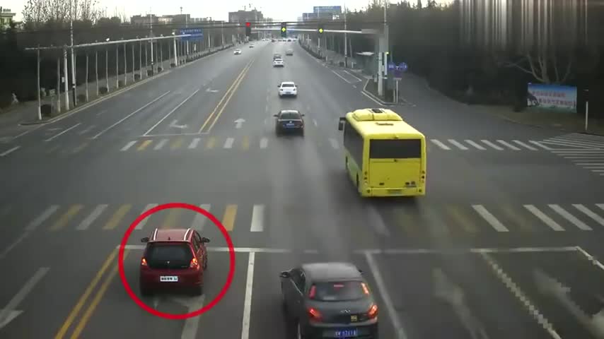 监控实拍路口地面湿滑，轿车刹车直接失控，几辆车紧紧挤在了一块