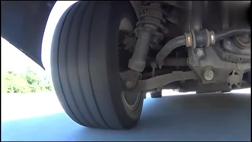 实拍汽车高速行驶时，底部系统和轮胎惊人表现！
