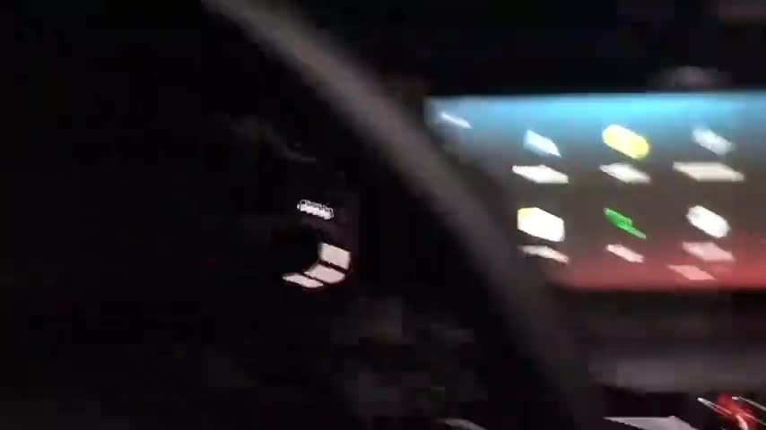 一千多公里新车，仪表盘直接黑屏