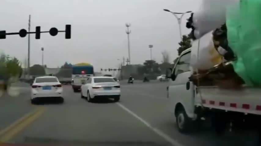 实拍奥迪硬核加塞，马自达宁可压线也不纵容，你觉得有必要吗