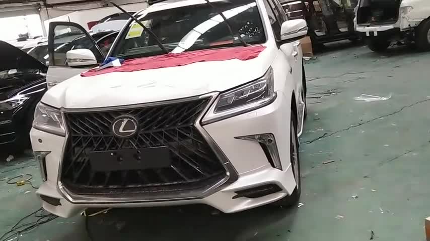 20款雷克萨斯LX570依然是充满霸气强悍的气息外观个性十足