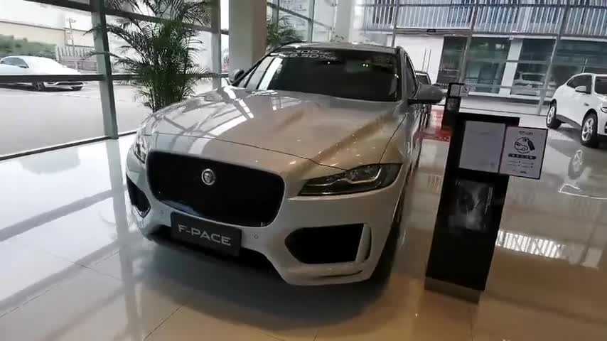 实拍捷豹F-PACE赛旗版内饰，豪华感不如奔驰