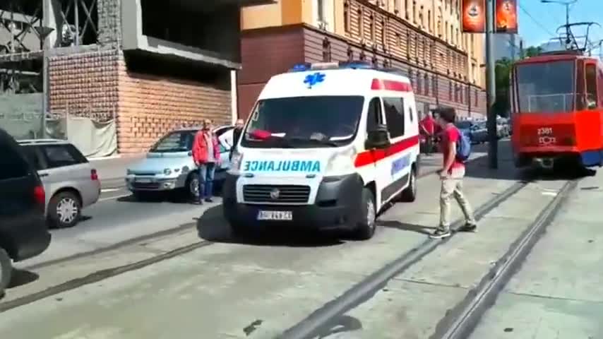 意大利救护车使用中国产警笛,切换多种声音喊话出动