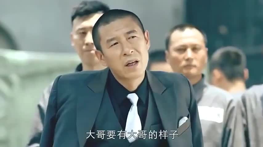 何辅堂婉拒虎爷送的西装,赢得了一切人的尊重