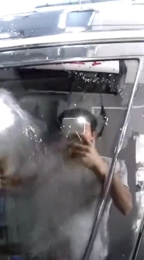 给爱车玻璃深度清洁去油膜＋镀膜