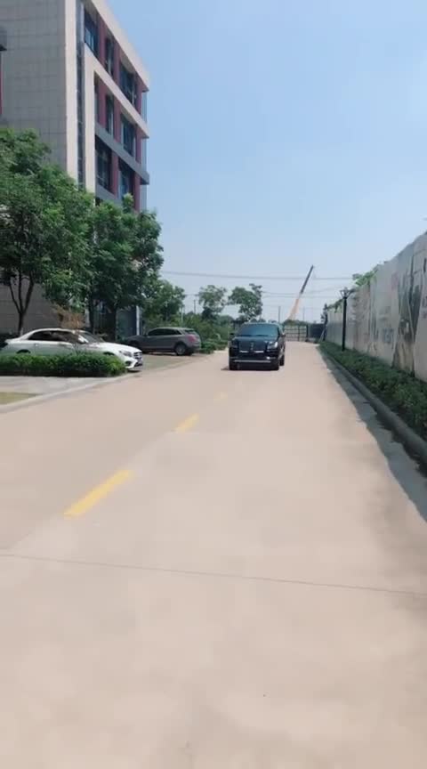 女老板开这个林肯领航员还是很霸气的！