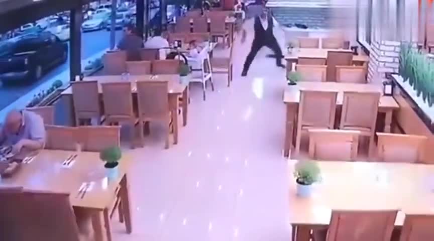 监控实拍：在饭店吃个饭，你能想象到突然冲进来个汽车吗？