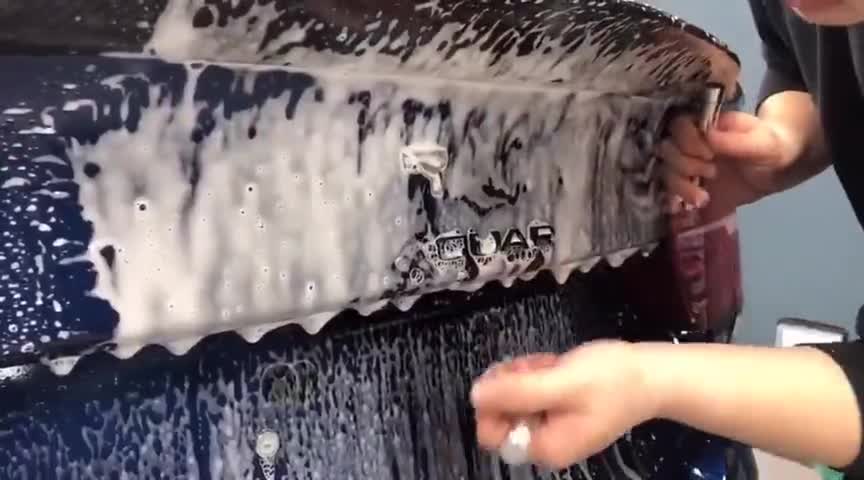 爱车养护全面精洗进行中