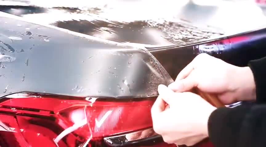 贴隐形车衣宝马给车子穿一件哑