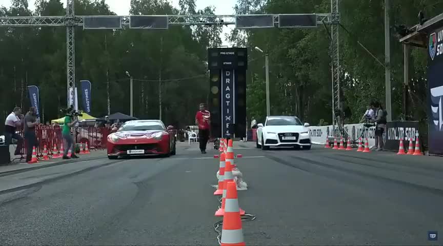 西装暴徒奥迪RS7VS法拉利F12，这声浪太强，路边小姐姐为其欢呼