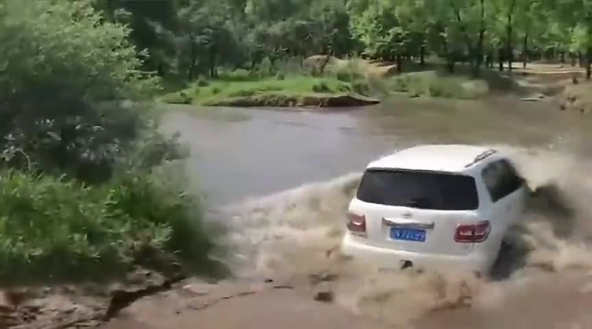 周末回老家，没想到河里竟然涨水了，还好我开的是辆日产途乐