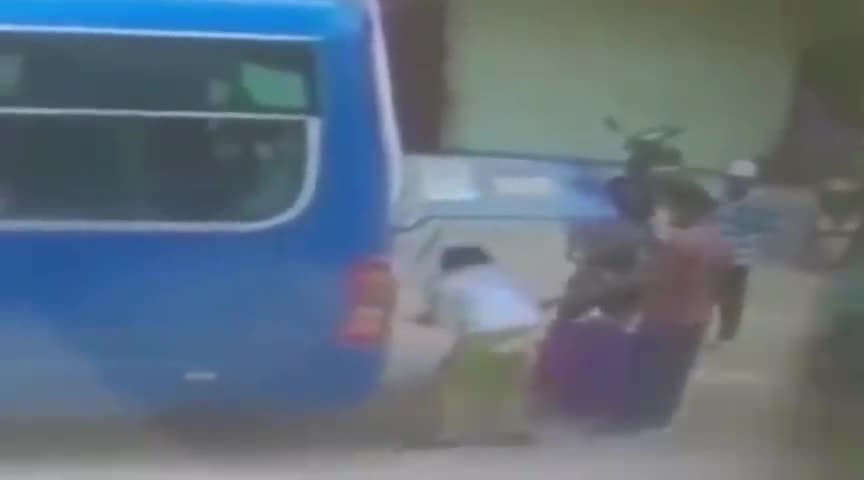监控实拍，客车女司机正帮乘客装行李，丝毫没有发现身后危险临近